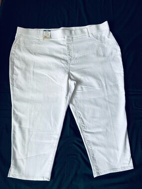 Terra&Sky 4X white pull on stretch Capris two back pockets/ NWTG